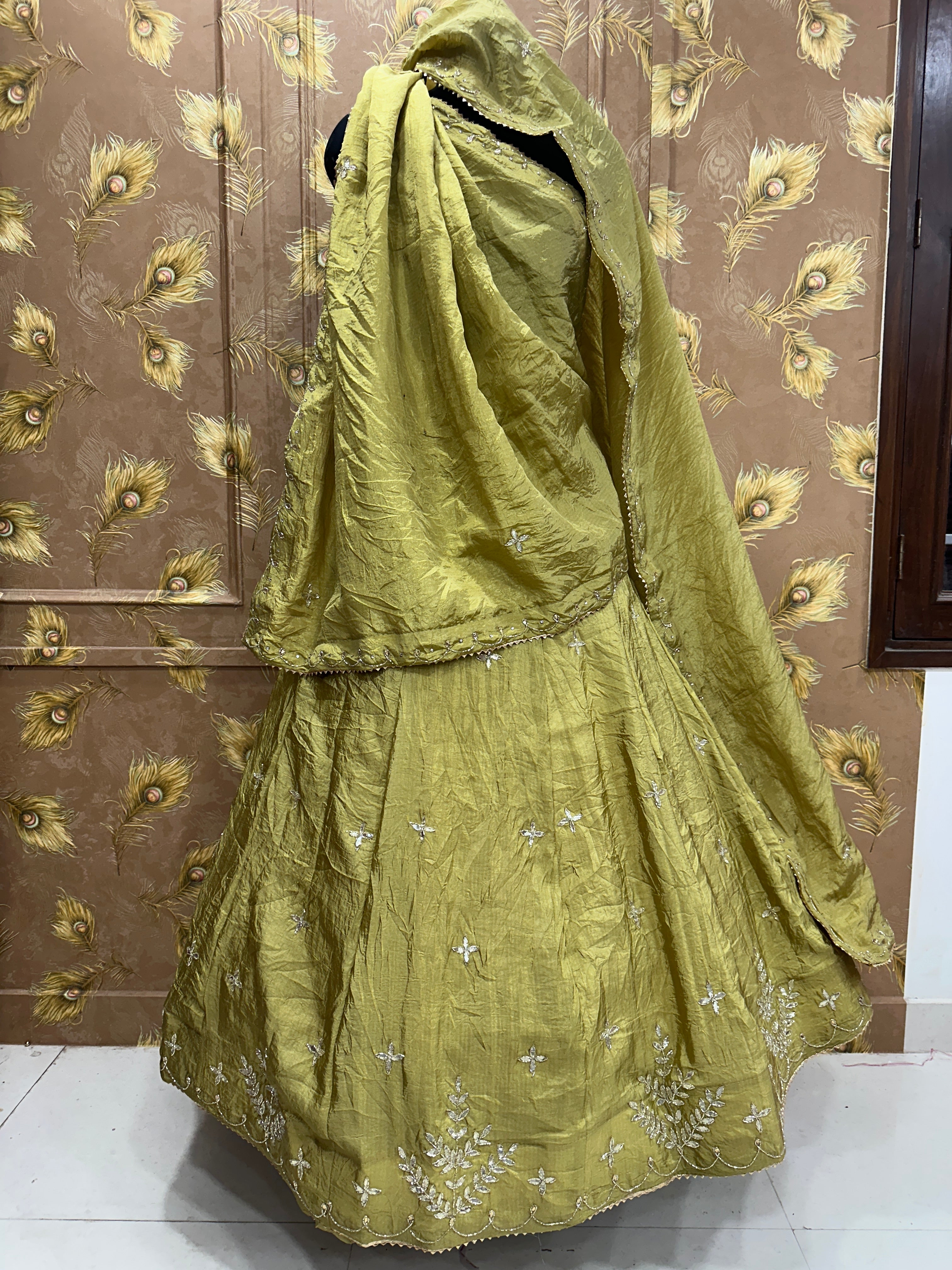 Pinkcitydesginer Gold crush lehenga Mhendi