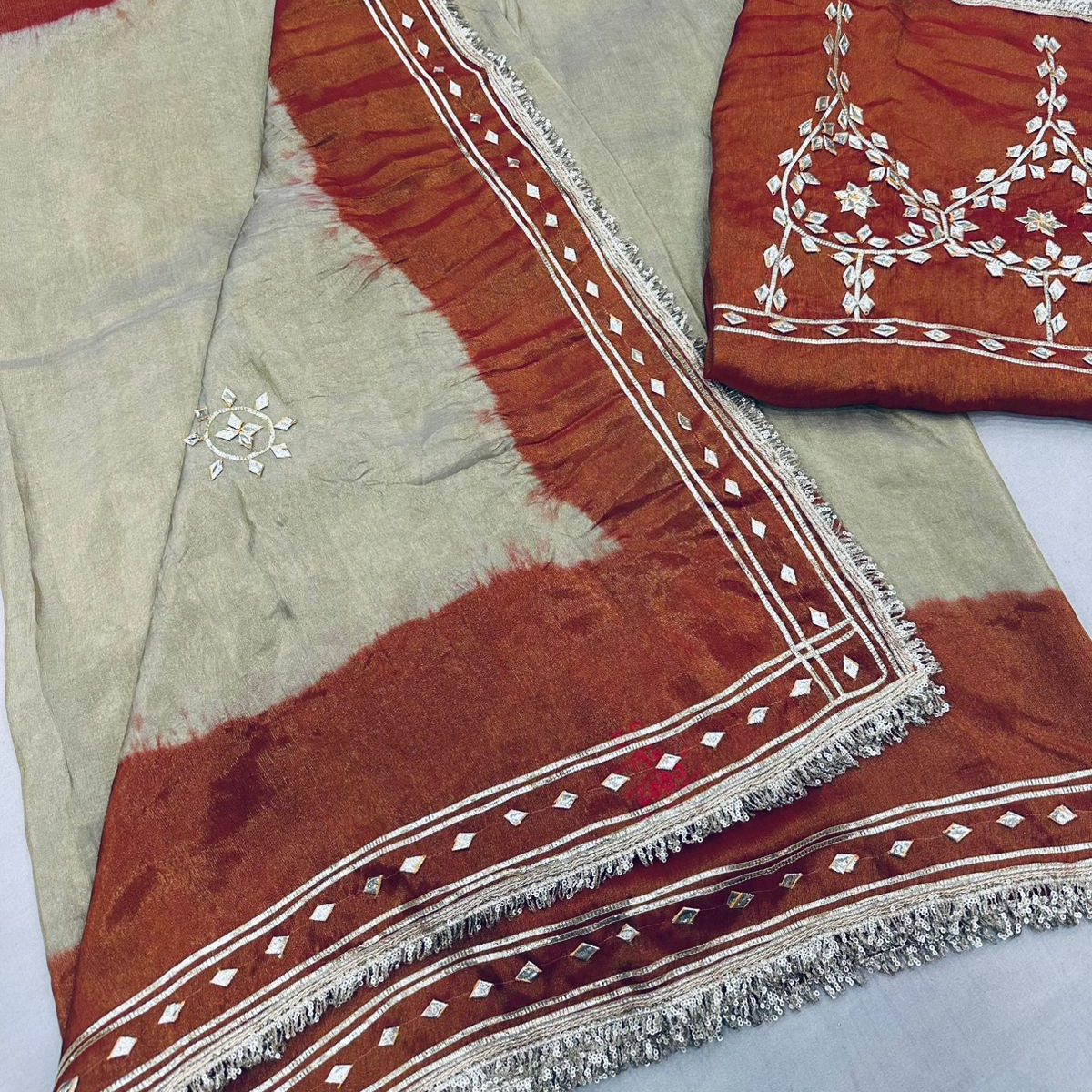 Vintage Rust Elegance Lace Border Saree